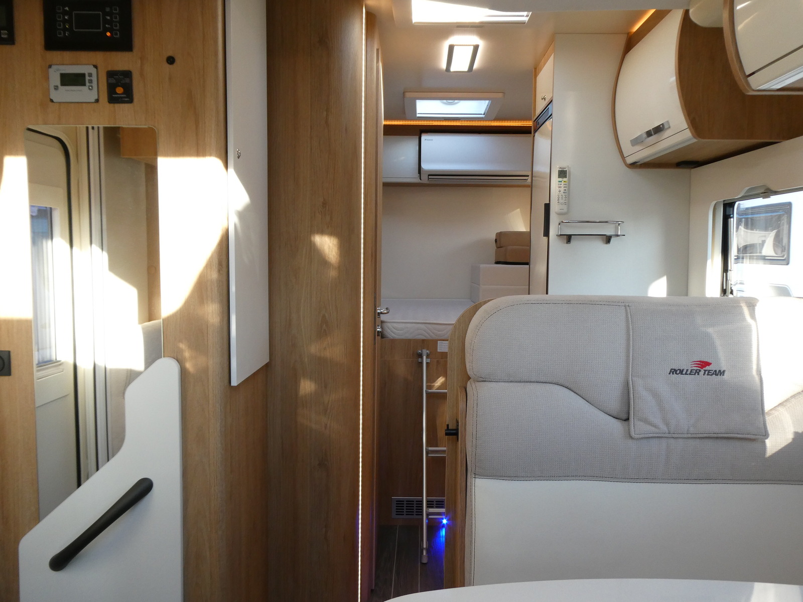 キャンピングカー キャブコン ﾛｰﾗｰﾁｰﾑ　ｸﾛﾉｽ294TL　9速AT　2.3DT