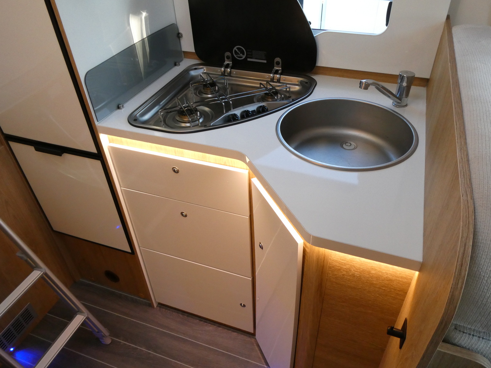 キャンピングカー キャブコン ﾛｰﾗｰﾁｰﾑ　ｸﾛﾉｽ294TL　9速AT　2.3DT