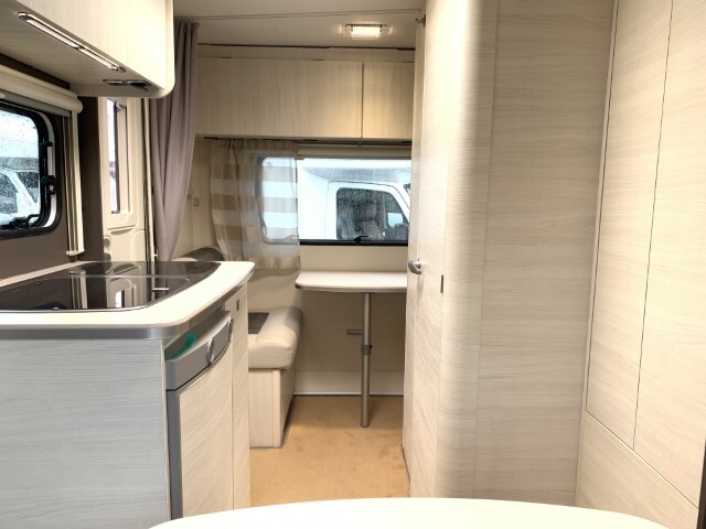 キャンピングカー トレーラー ﾄﾘｶﾞﾉ ｴﾒﾛｰﾄﾞ376VP 窓ｴｱｺﾝ FFﾋｰﾀｰ