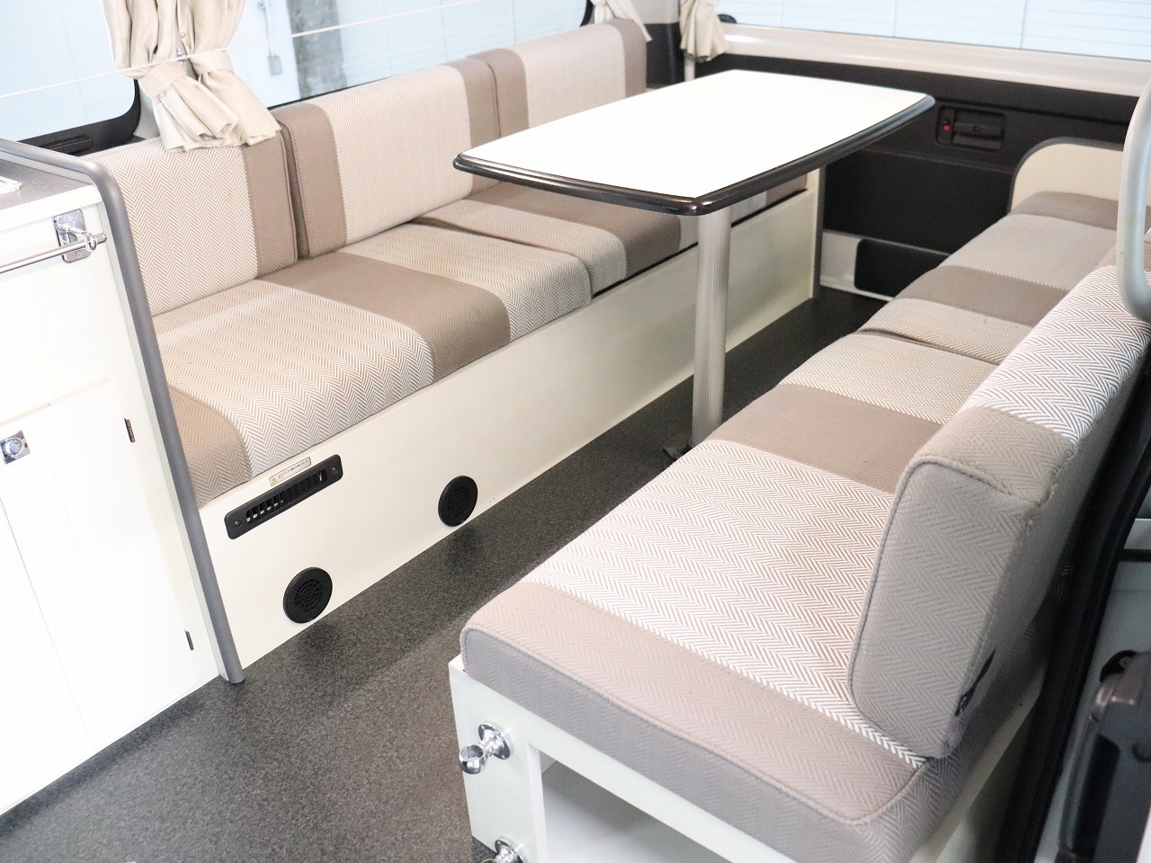 キャンピングカー バンコン ﾊｲｴｰｽ ﾅｯﾂRV ﾄﾗｲｱﾙ 4WD FFﾋｰﾀｰ