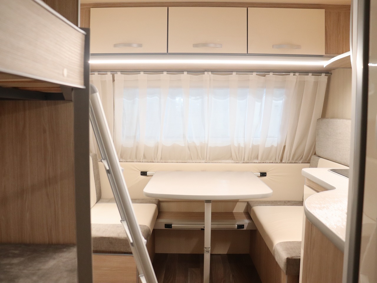 キャンピングカー トレーラー ｱｸﾛｽｶｰ　ｻﾌｧﾘ 330DL　新車即納車