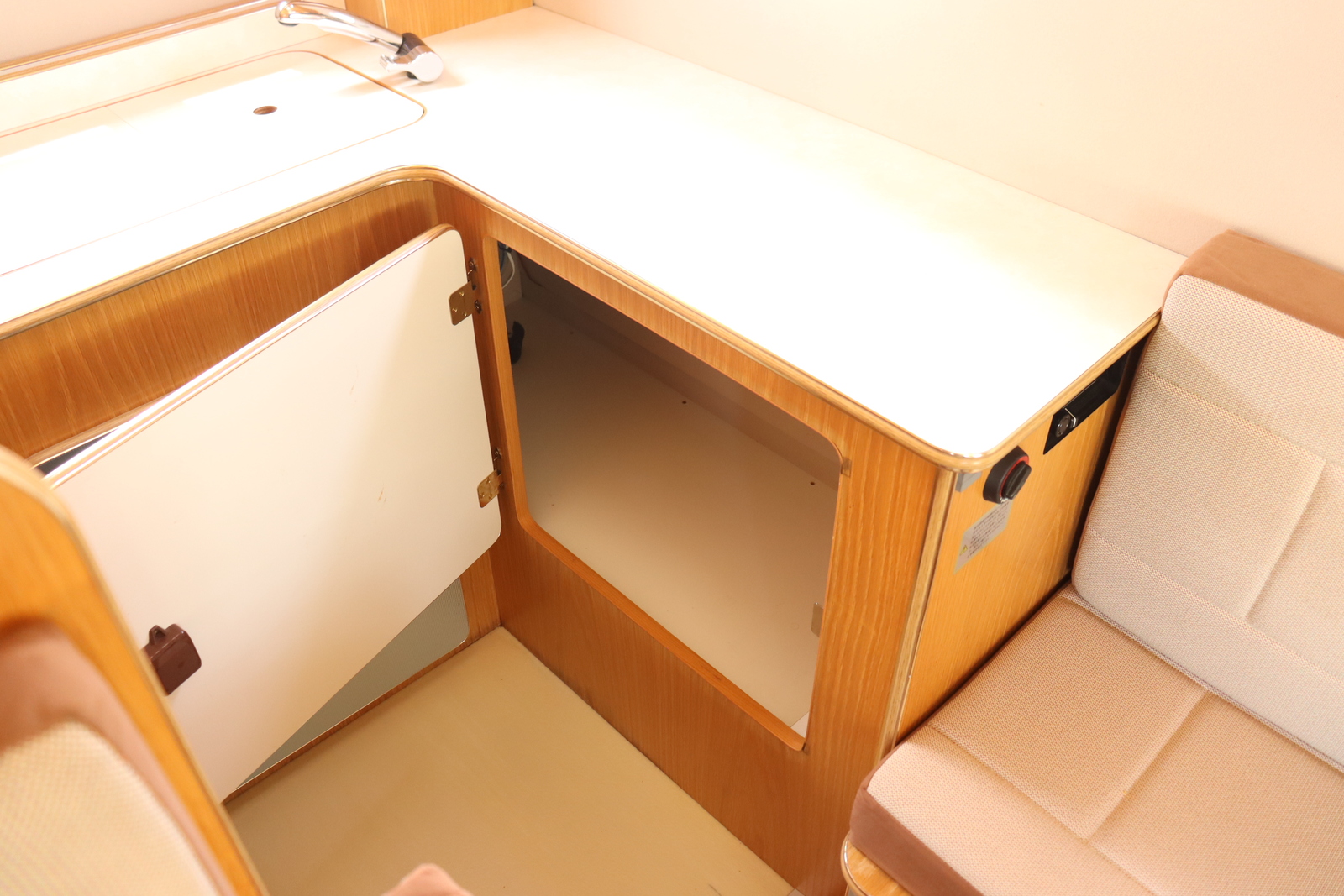 キャンピングカー キャブコン ﾎﾞﾝｺﾞ ﾛｰﾀｽRV ﾏﾝﾎﾞｳｲﾌﾞ　ﾂｲﾝｻﾌﾞ　FF