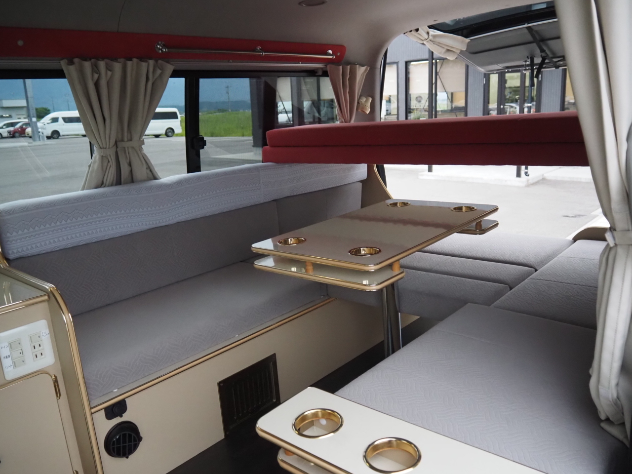 キャンピングカー バンコン ﾊｲｴｰｽ かｰいんてりあ高橋 ﾘﾗｯｸｽﾜｺﾞﾝ