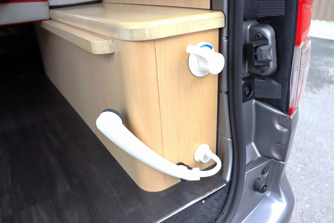 キャンピングカー バンコン NV200ﾊﾞﾈｯﾄ ﾋﾟｰｽﾞｸﾗﾌﾄ製