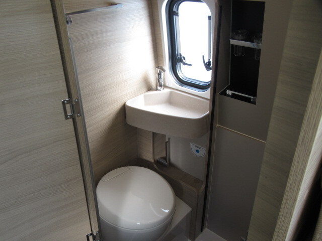 キャンピングカー バンコン ﾛｰﾗｰﾁｰﾑ ﾘﾋﾞﾝｸﾞｽﾄｰﾝ5 DCｸｰﾗｰ標準装備