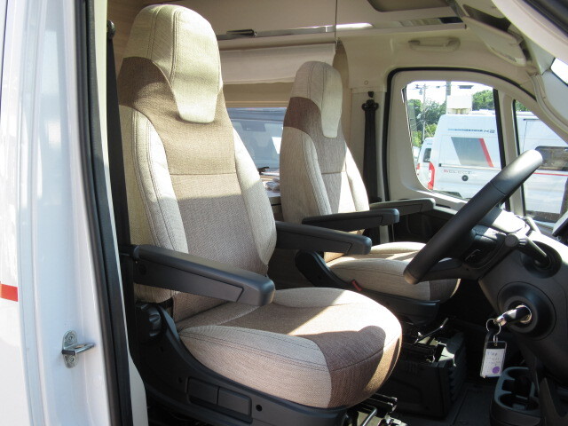 キャンピングカー バンコン ﾛｰﾗｰﾁｰﾑ ﾘﾋﾞﾝｸﾞｽﾄｰﾝ5 DCｸｰﾗｰ標準装備