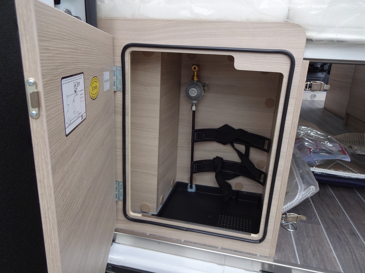 キャンピングカー バンコン ﾃﾞｭｶﾄ　ﾛｰﾗｰﾁｰﾑ　ﾘﾋﾞﾝｸﾞｽﾄｰﾝ5　新車