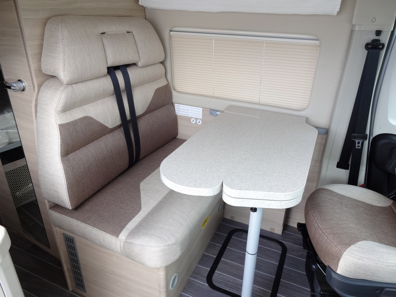 キャンピングカー バンコン ﾃﾞｭｶﾄ　ﾛｰﾗｰﾁｰﾑ　ﾘﾋﾞﾝｸﾞｽﾄｰﾝ5　新車