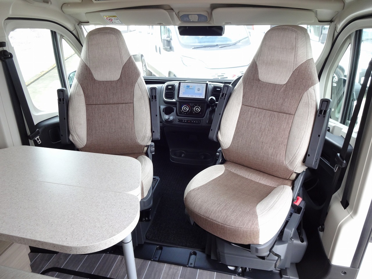 キャンピングカー バンコン ﾃﾞｭｶﾄ　ﾛｰﾗｰﾁｰﾑ　ﾘﾋﾞﾝｸﾞｽﾄｰﾝ5　新車