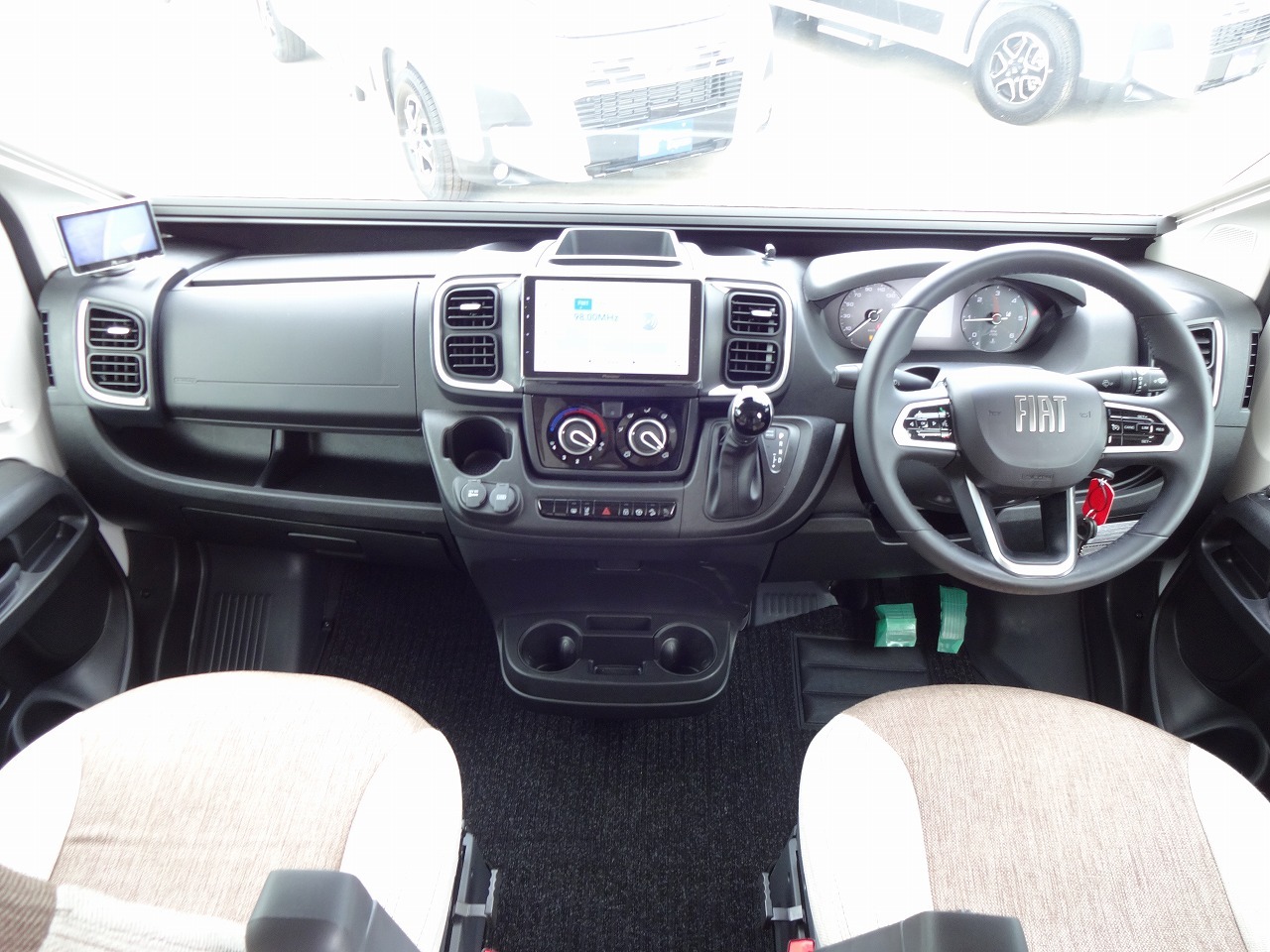 キャンピングカー バンコン ﾃﾞｭｶﾄ　ﾛｰﾗｰﾁｰﾑ　ﾘﾋﾞﾝｸﾞｽﾄｰﾝ5　新車