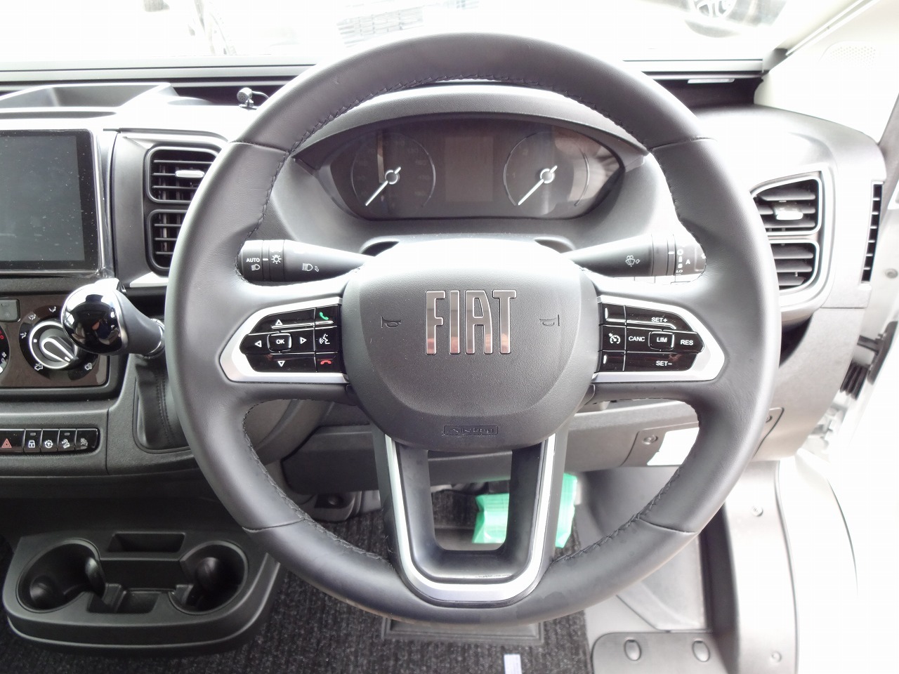 キャンピングカー バンコン ﾃﾞｭｶﾄ　ﾛｰﾗｰﾁｰﾑ　ﾘﾋﾞﾝｸﾞｽﾄｰﾝ5　新車