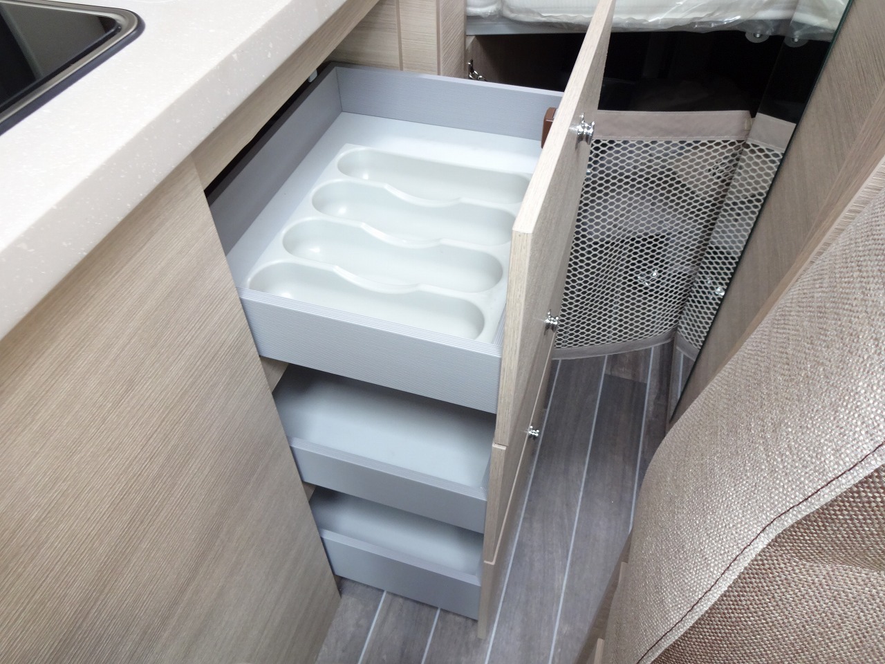 キャンピングカー バンコン ﾃﾞｭｶﾄ　ﾛｰﾗｰﾁｰﾑ　ﾘﾋﾞﾝK2　新車