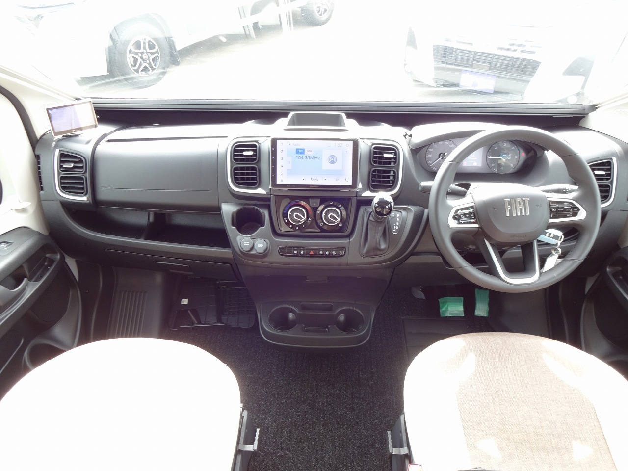 キャンピングカー バンコン ﾃﾞｭｶﾄ ﾛｰﾗｰﾁｰﾑ ﾘﾋﾞﾝｸﾞｽﾄｰﾝKJ　新車