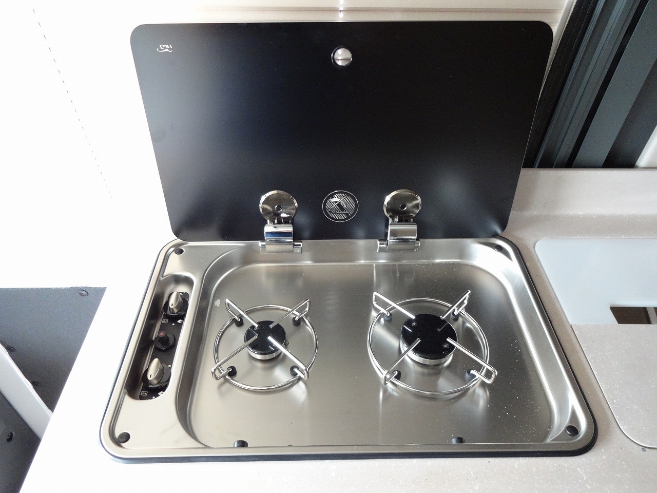 キャンピングカー バンコン ﾃﾞｭｶﾄ ﾛｰﾗｰﾁｰﾑ ﾘﾋﾞﾝｸﾞｽﾄｰﾝKJ　新車