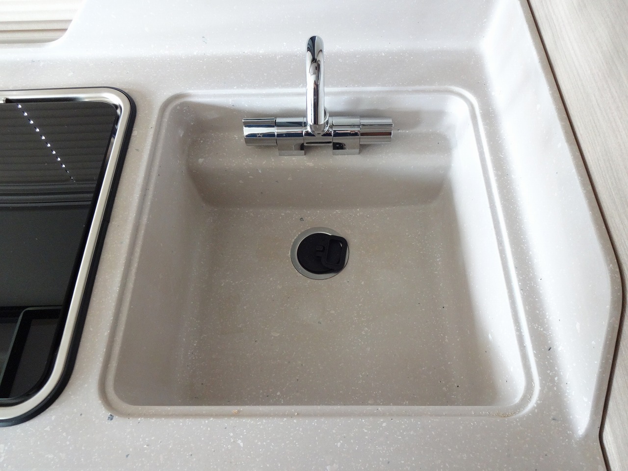 キャンピングカー バンコン ﾃﾞｭｶﾄ ﾛｰﾗｰﾁｰﾑ ﾘﾋﾞﾝｸﾞｽﾄｰﾝKJ　新車