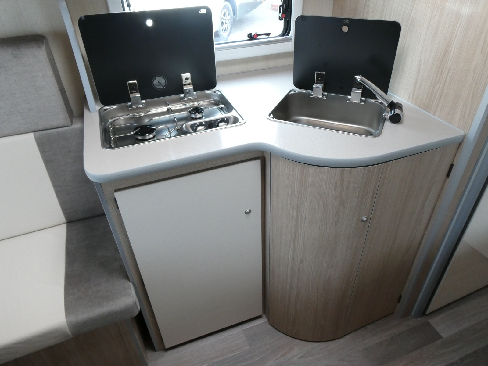 キャンピングカー トレーラー ｻﾌｧﾘ　330DL　けん引免許不要