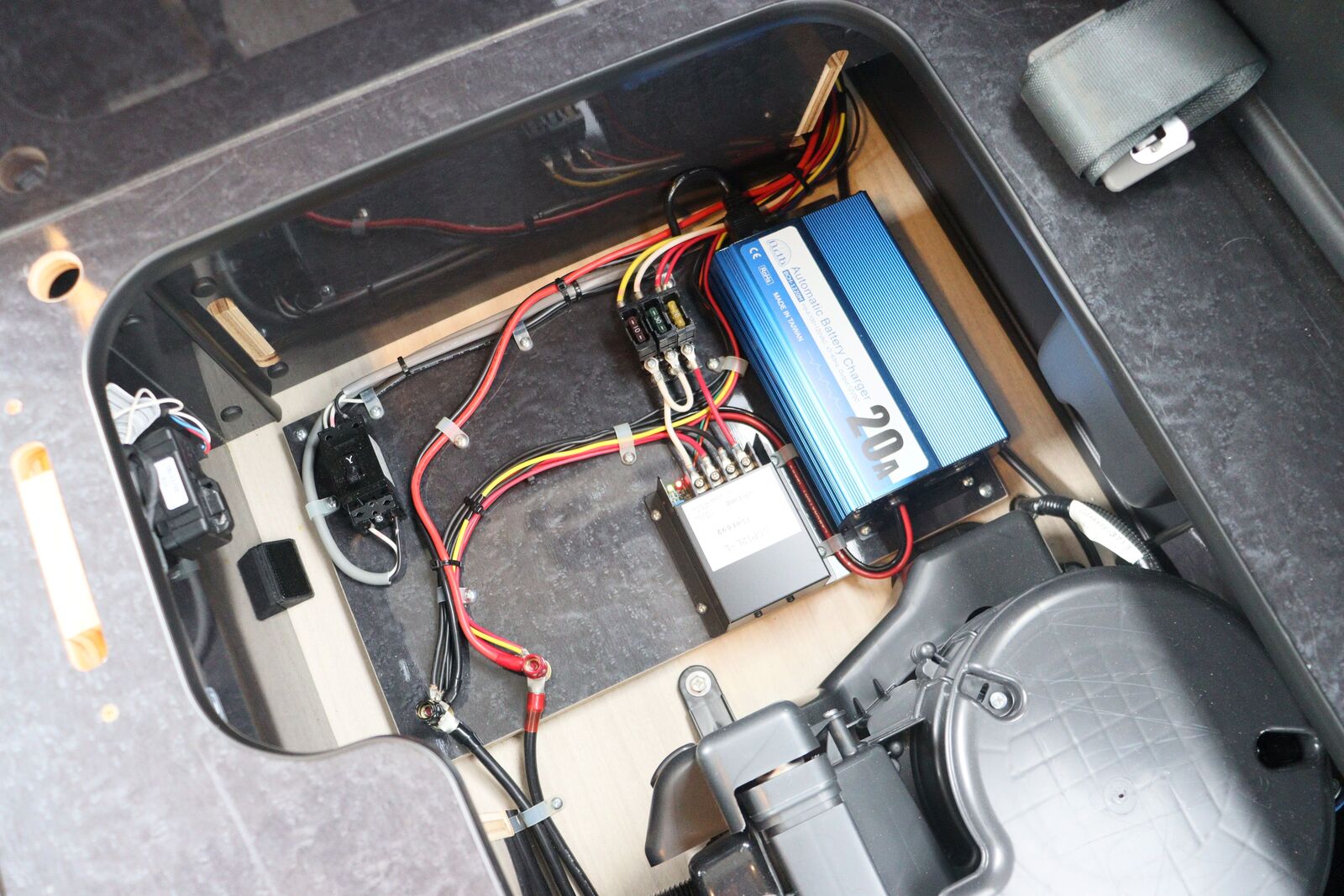 キャンピングカー バンコン ﾊｲｴｰｽ FOCS DSﾌﾟﾚﾐｱﾑ