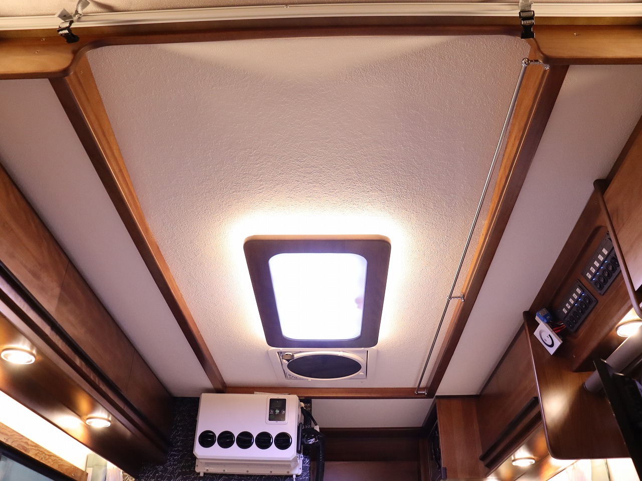 キャンピングカー キャブコン ﾎﾞﾝｺﾞ AtoZ ｱﾐﾃｨLX ﾎﾟﾙﾄ 4WD　FF
