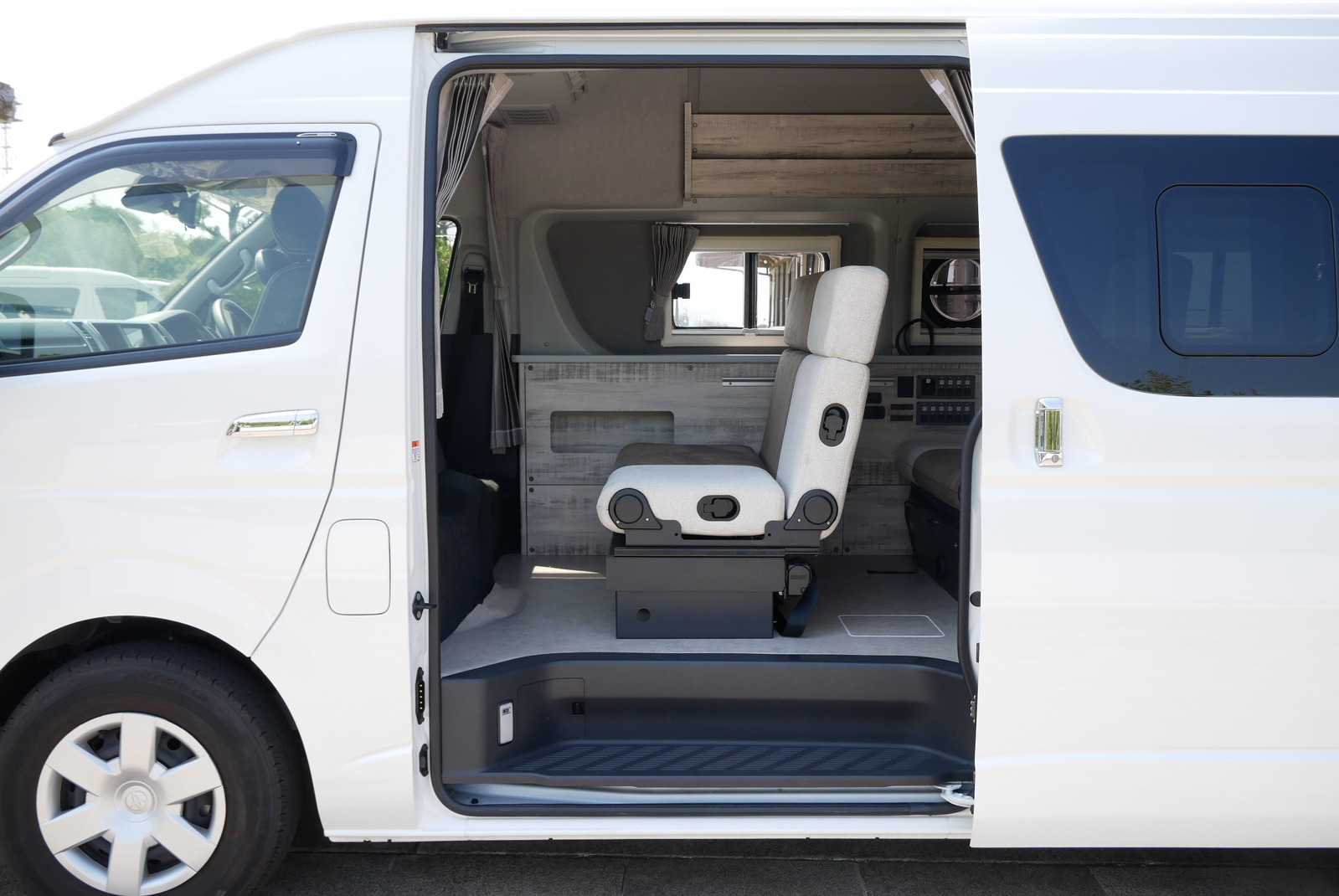 キャンピングカー バンコン ﾊｲｴｰｽ AtoZ ｱﾒﾘｱ　DT2.8　FFﾋｰﾀｰ