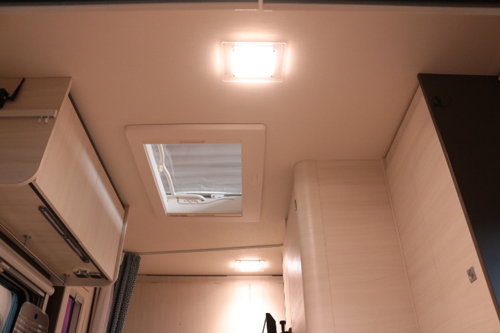 キャンピングカー トレーラー ﾄﾘｶﾞﾉ ｴﾒﾛｰﾄﾞ376　ｳｨﾝﾄﾞｴｱｺﾝ　FF