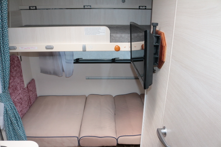 キャンピングカー トレーラー ﾄﾘｶﾞﾉ ｴﾒﾛｰﾄﾞ376　ｳｨﾝﾄﾞｴｱｺﾝ　FF