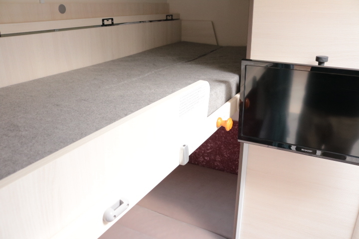 キャンピングカー トレーラー ﾄﾘｶﾞﾉ ｴﾒﾛｰﾄﾞ376　ｳｨﾝﾄﾞｴｱｺﾝ　FF