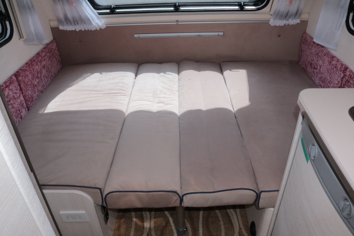 キャンピングカー トレーラー ﾄﾘｶﾞﾉ ｴﾒﾛｰﾄﾞ376　ｳｨﾝﾄﾞｴｱｺﾝ　FF