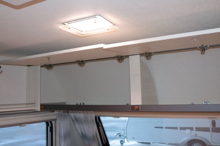 キャンピングカー トレーラー ﾄﾘｶﾞﾉ ｴﾒﾛｰﾄﾞ376　ｳｨﾝﾄﾞｴｱｺﾝ　FF