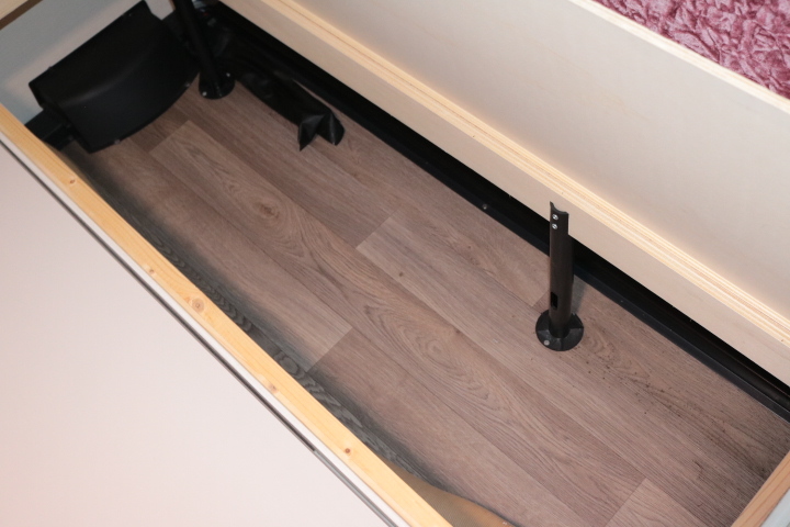 キャンピングカー トレーラー ﾄﾘｶﾞﾉ ｴﾒﾛｰﾄﾞ376　ｳｨﾝﾄﾞｴｱｺﾝ　FF