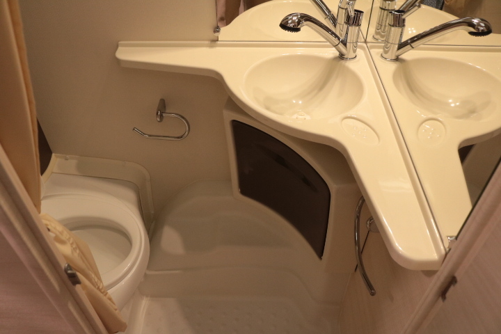 キャンピングカー トレーラー ﾄﾘｶﾞﾉ ｴﾒﾛｰﾄﾞ376　ｳｨﾝﾄﾞｴｱｺﾝ　FF