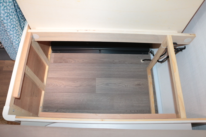 キャンピングカー トレーラー ﾄﾘｶﾞﾉ ｴﾒﾛｰﾄﾞ376　ｳｨﾝﾄﾞｴｱｺﾝ　FF