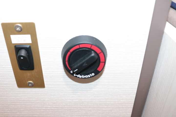 キャンピングカー トレーラー ﾄﾘｶﾞﾉ ｴﾒﾛｰﾄﾞ376　ｳｨﾝﾄﾞｴｱｺﾝ　FF