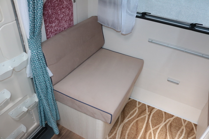 キャンピングカー トレーラー ﾄﾘｶﾞﾉ ｴﾒﾛｰﾄﾞ376　ｳｨﾝﾄﾞｴｱｺﾝ　FF