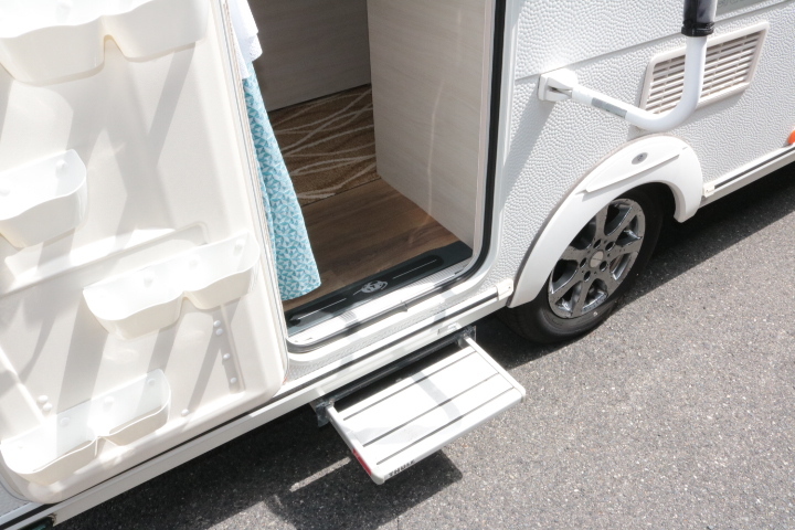 キャンピングカー トレーラー ﾄﾘｶﾞﾉ ｴﾒﾛｰﾄﾞ376　ｳｨﾝﾄﾞｴｱｺﾝ　FF