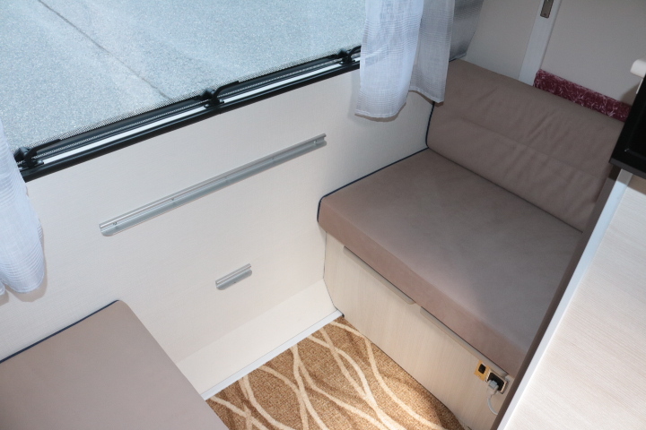 キャンピングカー トレーラー ﾄﾘｶﾞﾉ ｴﾒﾛｰﾄﾞ376　ｳｨﾝﾄﾞｴｱｺﾝ　FF