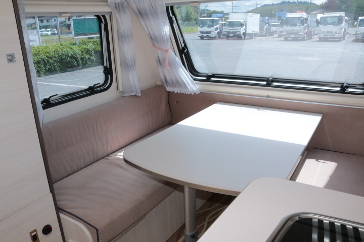 キャンピングカー トレーラー ﾄﾘｶﾞﾉ ｴﾒﾛｰﾄﾞ376　ｳｨﾝﾄﾞｴｱｺﾝ　FF