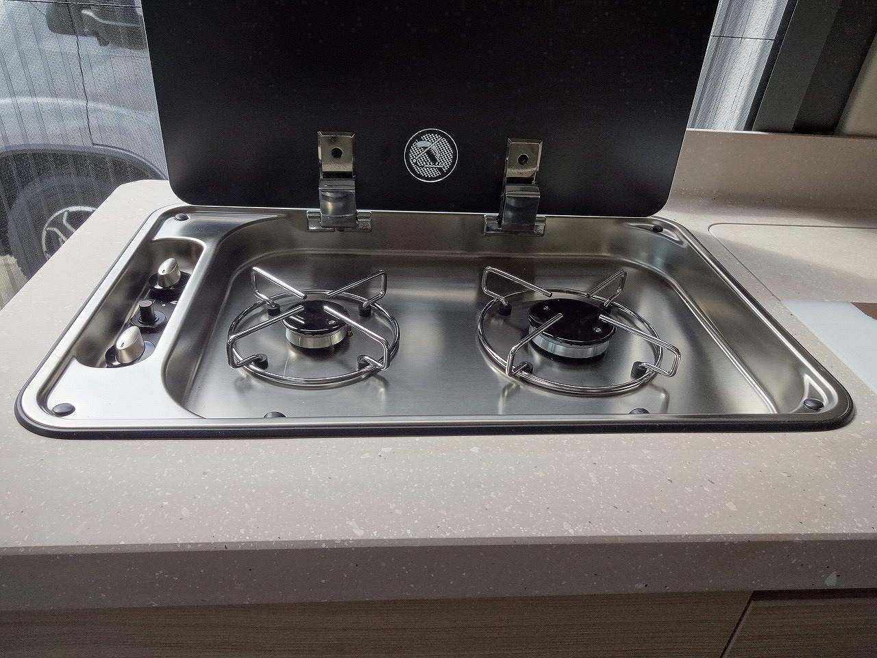 キャンピングカー バンコン ﾃﾞｭｶﾄ ﾛｰﾗｰﾁｰﾑ ﾘﾋﾞﾝｸﾞｽﾄｰﾝK2 新車