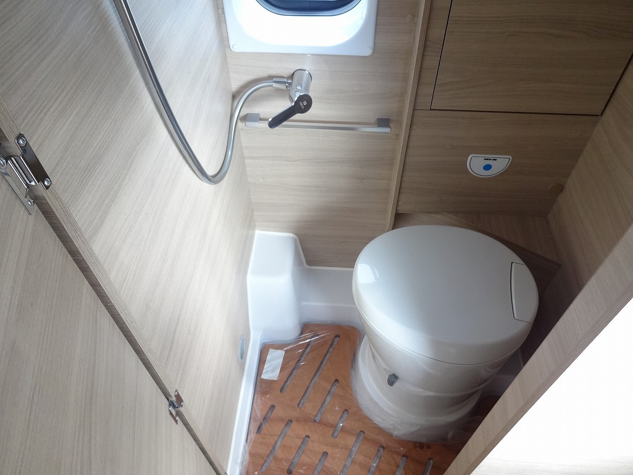 キャンピングカー バンコン ﾃﾞｭｶﾄ ﾛｰﾗｰﾁｰﾑ ﾘﾋﾞﾝｸﾞｽﾄｰﾝK2 新車