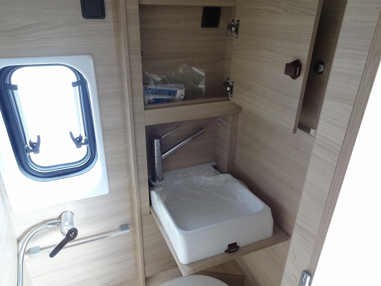 キャンピングカー バンコン ﾃﾞｭｶﾄ ﾛｰﾗｰﾁｰﾑ ﾘﾋﾞﾝｸﾞｽﾄｰﾝK2 新車