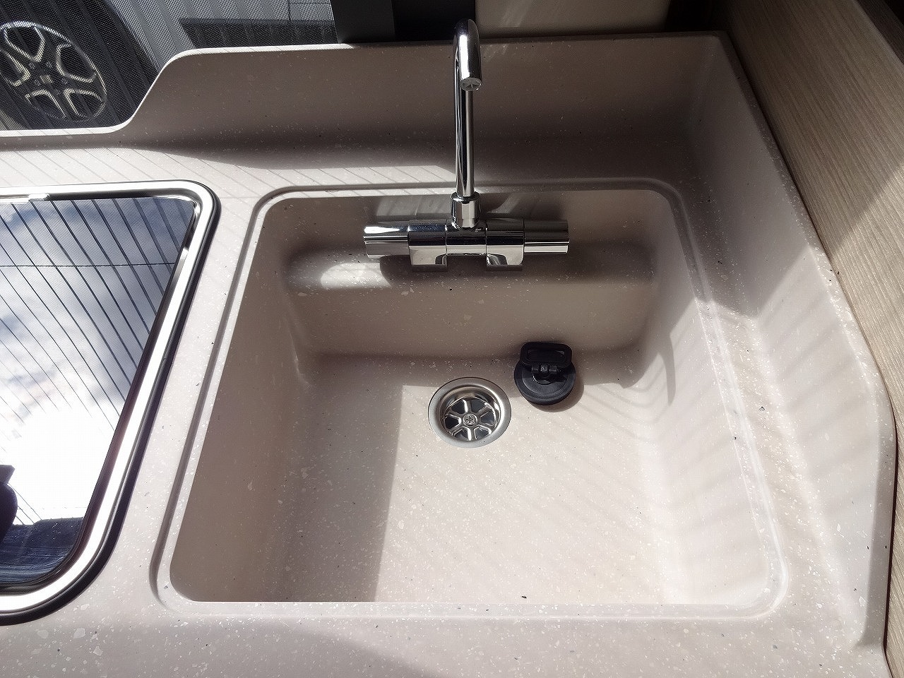 キャンピングカー バンコン ﾃﾞｭｶﾄ ﾛｰﾗｰﾁｰﾑ ﾘﾋﾞﾝｸﾞｽﾄｰﾝK2 新車