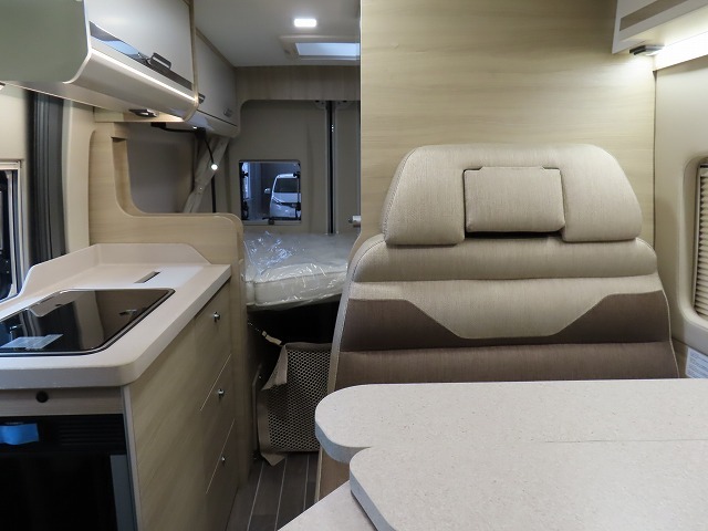 キャンピングカー バンコン ﾃﾞｭｶﾄ　ﾛｰﾗｰﾁｰﾑﾘﾋﾞﾝｸﾞｽﾄｰﾝK2　新車即納