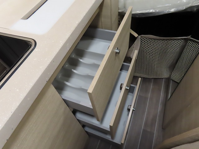 キャンピングカー バンコン ﾃﾞｭｶﾄ　ﾛｰﾗｰﾁｰﾑﾘﾋﾞﾝｸﾞｽﾄｰﾝK2　新車即納