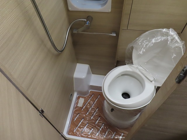 キャンピングカー バンコン ﾃﾞｭｶﾄ　ﾛｰﾗｰﾁｰﾑﾘﾋﾞﾝｸﾞｽﾄｰﾝK2　新車即納