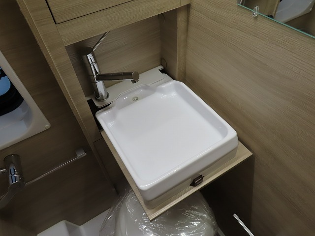 キャンピングカー バンコン ﾃﾞｭｶﾄ　ﾛｰﾗｰﾁｰﾑﾘﾋﾞﾝｸﾞｽﾄｰﾝK2　新車即納