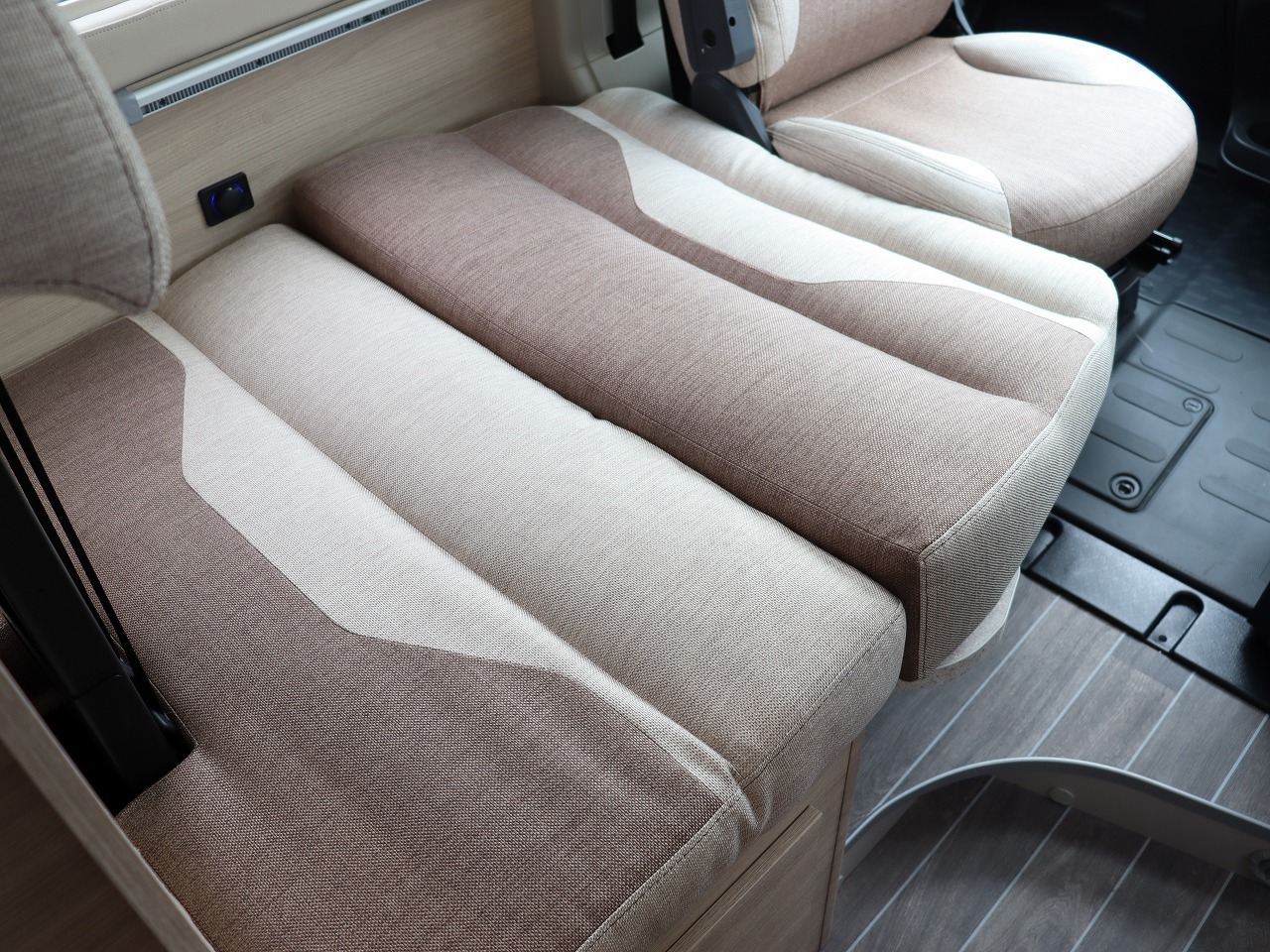 キャンピングカー バンコン ﾃﾞｭｶﾄﾛｰﾗｰﾁｰﾑ ﾘﾋﾞﾝｸﾞｽﾄｰﾝK2 新車即納