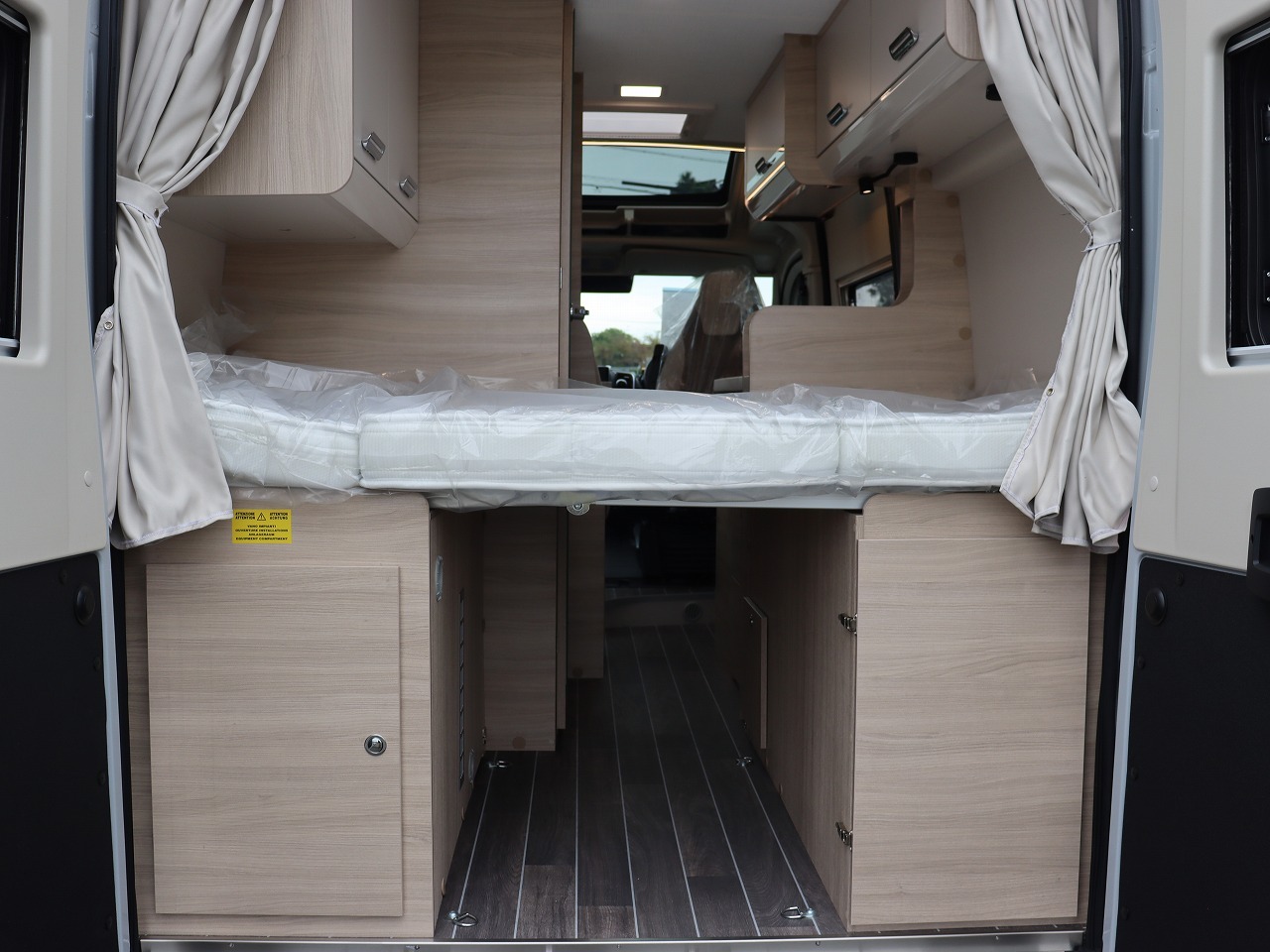 キャンピングカー バンコン ﾃﾞｭｶﾄﾛｰﾗｰﾁｰﾑ ﾘﾋﾞﾝｸﾞｽﾄｰﾝK2 新車即納