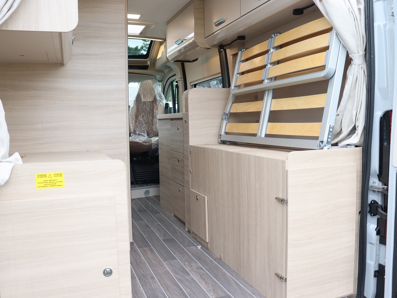 キャンピングカー バンコン ﾃﾞｭｶﾄﾛｰﾗｰﾁｰﾑ ﾘﾋﾞﾝｸﾞｽﾄｰﾝK2 新車即納