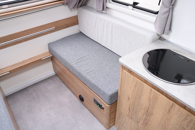 キャンピングカー トレーラー ｲﾝﾃﾞｨｱﾅRV ｲﾝﾃﾞｨｱﾅ300SN　牽引免許不要