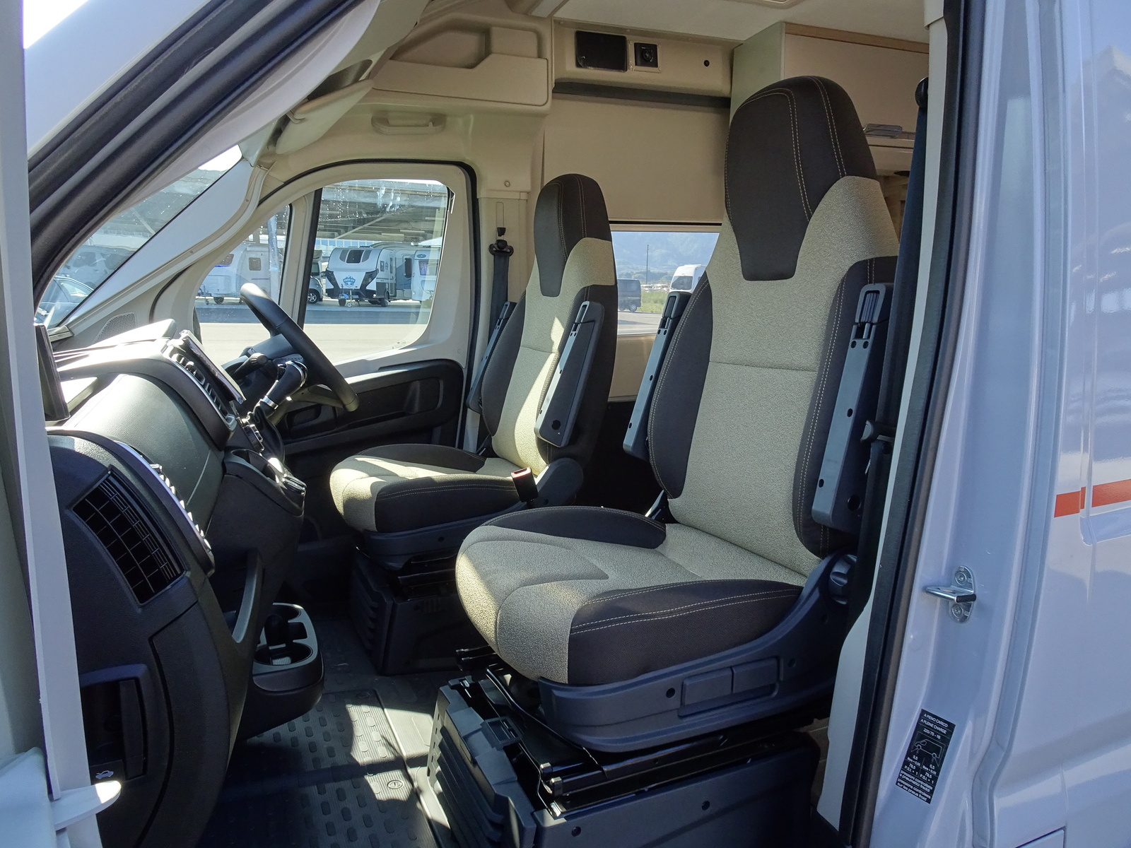 キャンピングカー バンコン ﾃﾞｭｶﾄ ﾛｰﾗｰﾁｰﾑ ﾘﾋﾞﾝｸﾞｽﾄｰﾝK2 新車