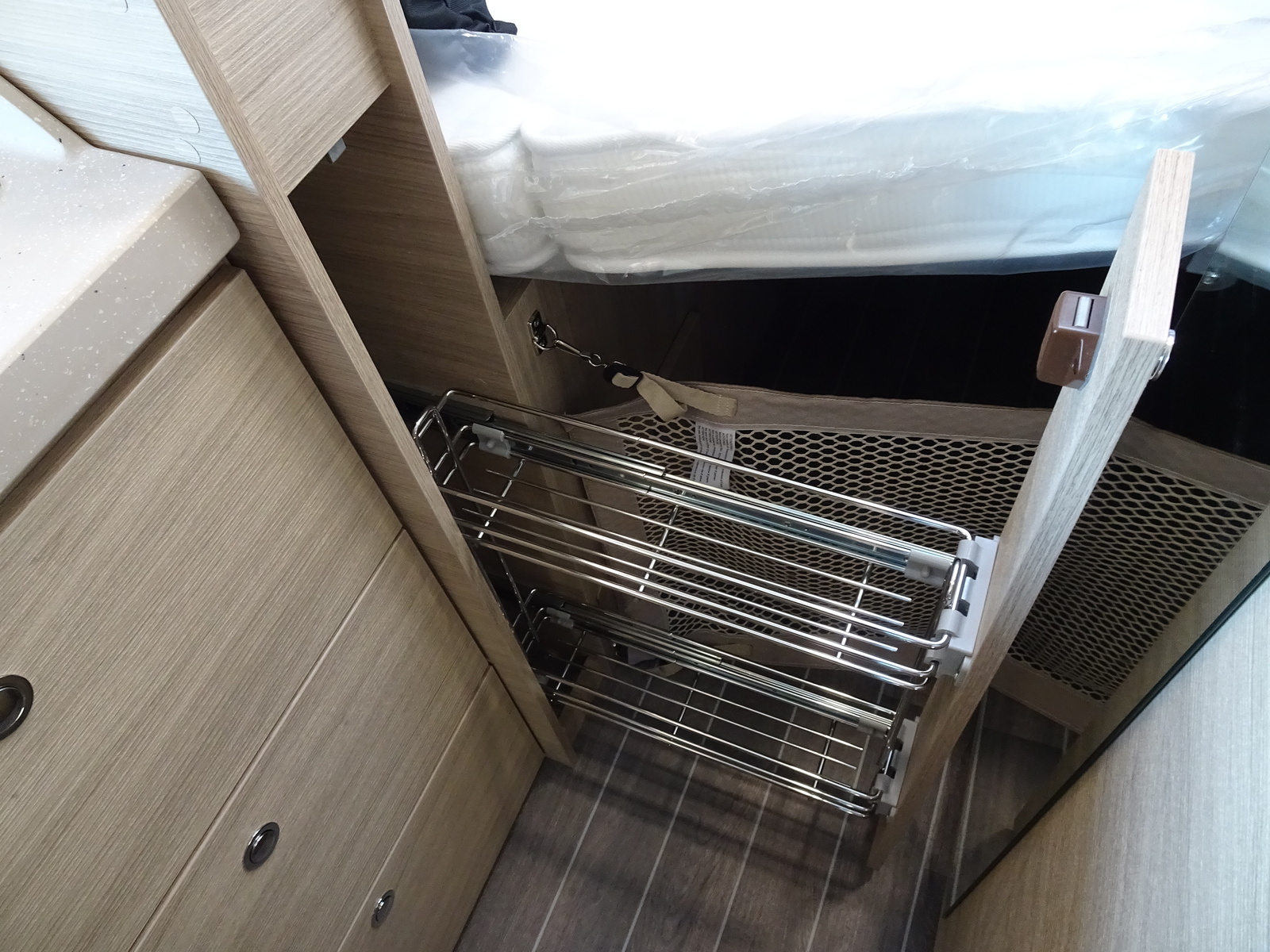 キャンピングカー バンコン ﾃﾞｭｶﾄ ﾛｰﾗｰﾁｰﾑ ﾘﾋﾞﾝｸﾞｽﾄｰﾝK2 新車